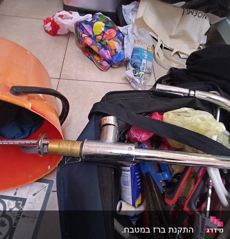 כלי עבודה של אינסטלטור, כולל צינור וברז